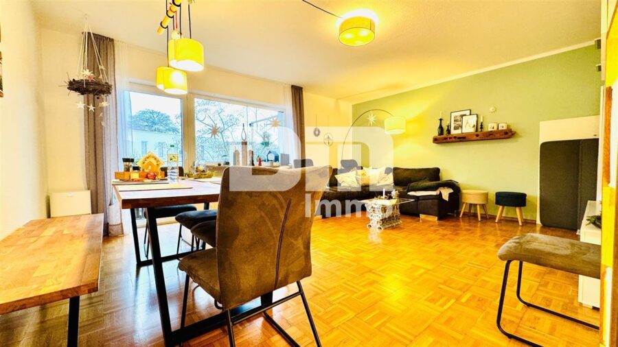 (R)eserviert! Etagenwohnung mit Balkon, Kellerraum und Garage - Wohn / Esszimmer / Zugang Balkon